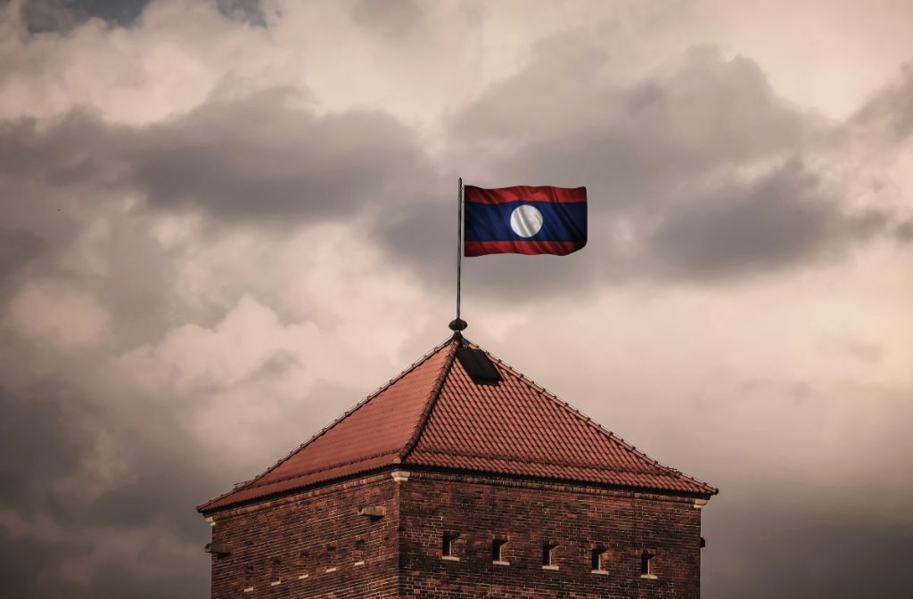 flag-flies-above-building-against-cloudy-sky-2026-01-09-15-00-22