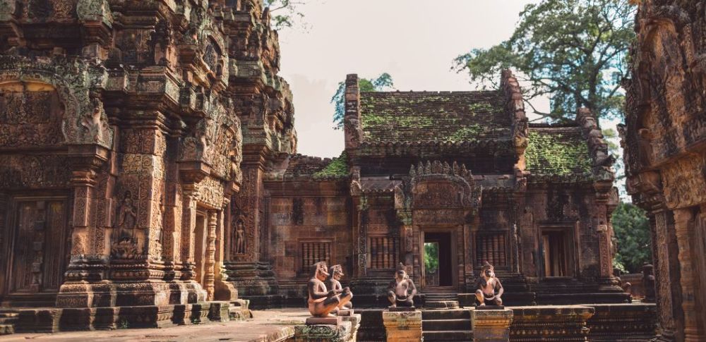 group-people-outside-temple-against-building3