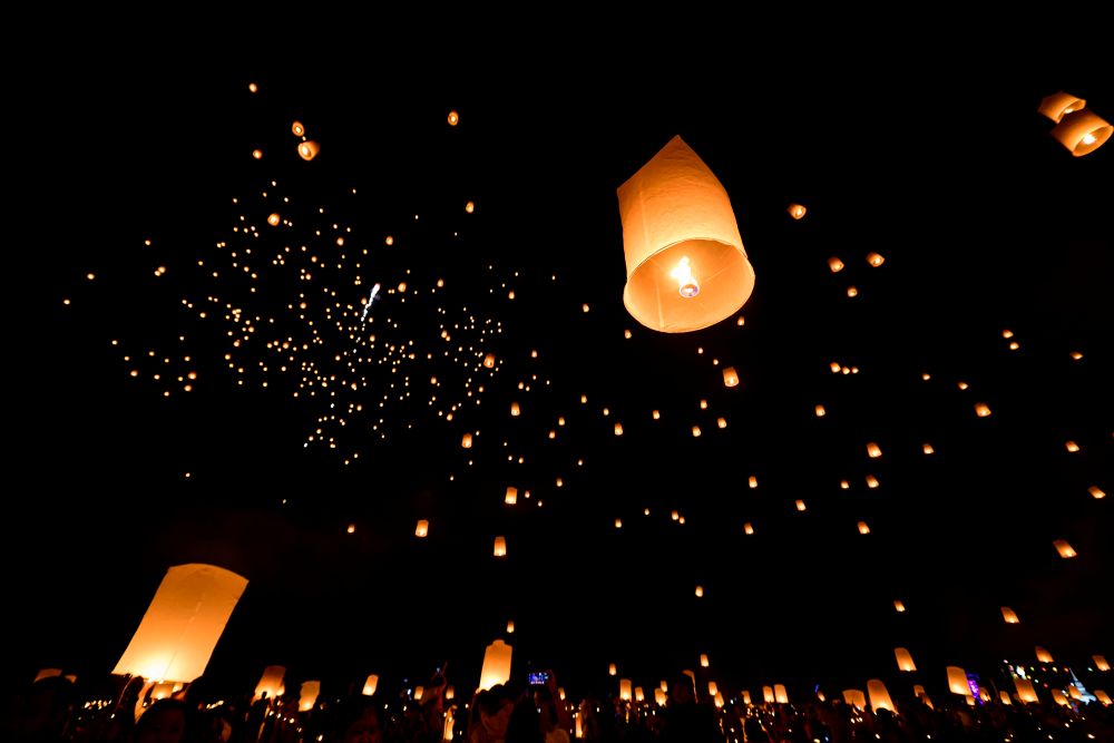 illuminating-lanterns-float-skyward-during-evening-2026-03-16-22-58-16-utc
