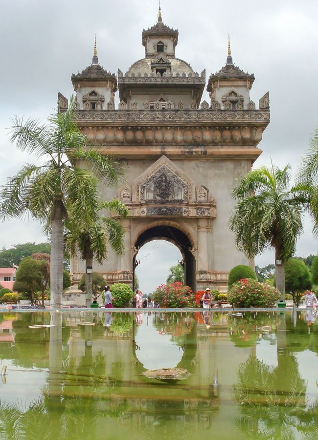 scenic-shot-of-the-patuxay-monument-in-thailand-su-2026-01-07-07-35-32-utc
