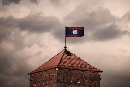 flag-flies-above-building-against-cloudy-sky-2026-01-09-15-00-22