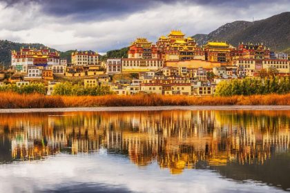panorama-scene-of-songzanlin-temple-is-tibetan-bu-2026-01-05-06-32-37